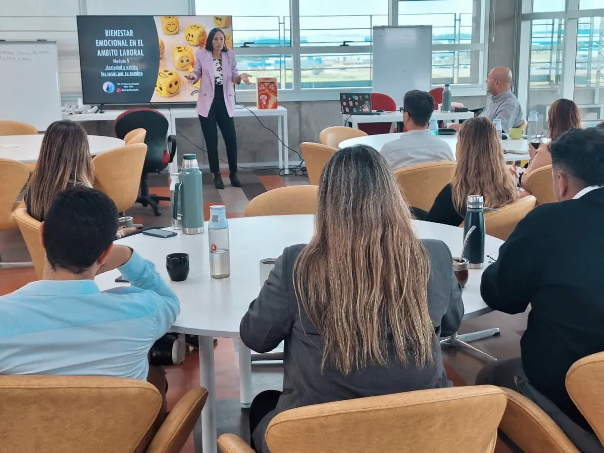 Guille dando una capacitación sobre bienestar emocional en el ámbito laboral