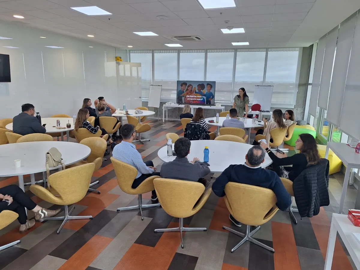 Equipo de una empresa participando de una capacitación de Guille