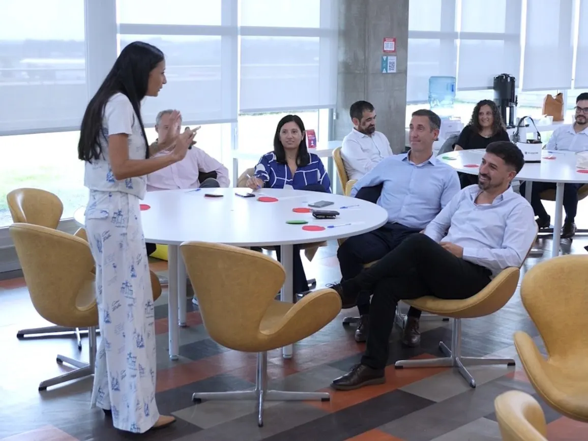 Guille conversando con un equipo durante una capacitación en empresa