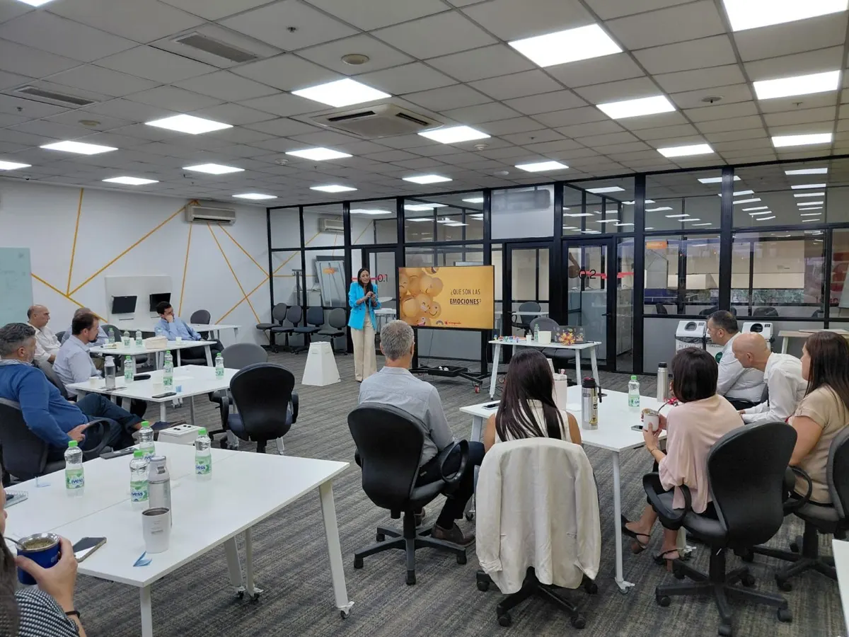 Taller grupal sobre emociones con un equipo en una oficina